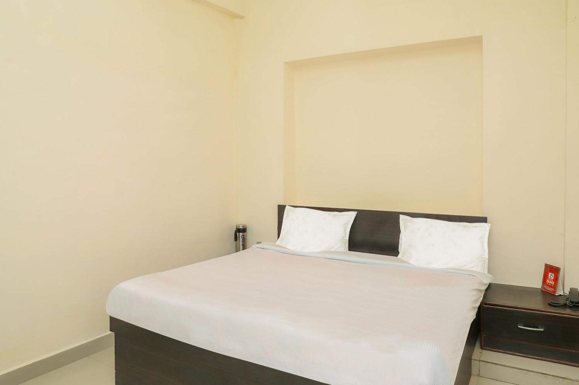 Oyo Hotel Duke Inn Джханси Экстерьер фото