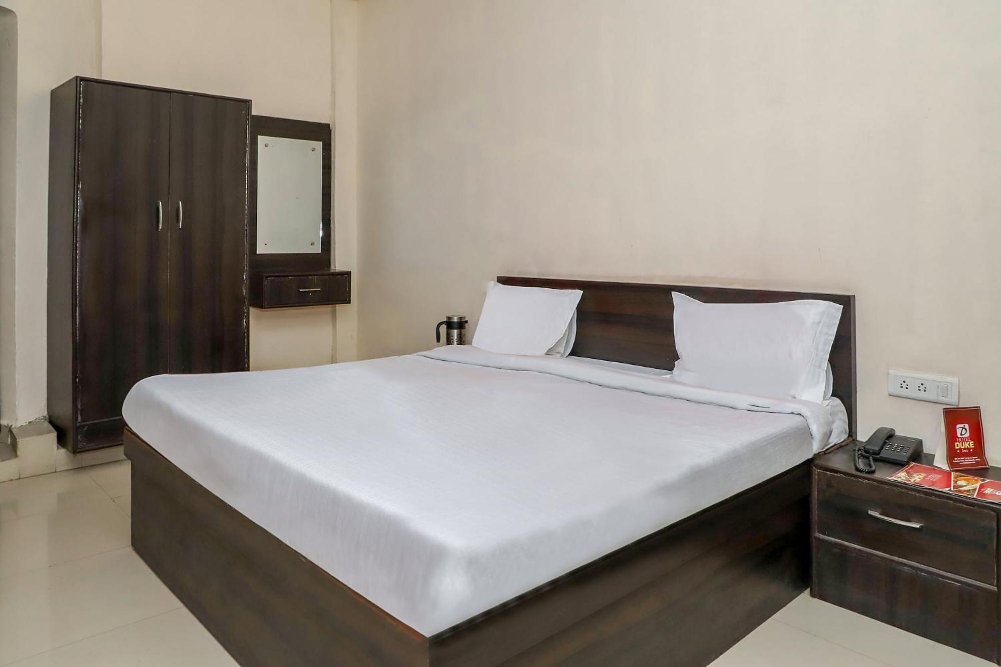 Oyo Hotel Duke Inn Джханси Экстерьер фото