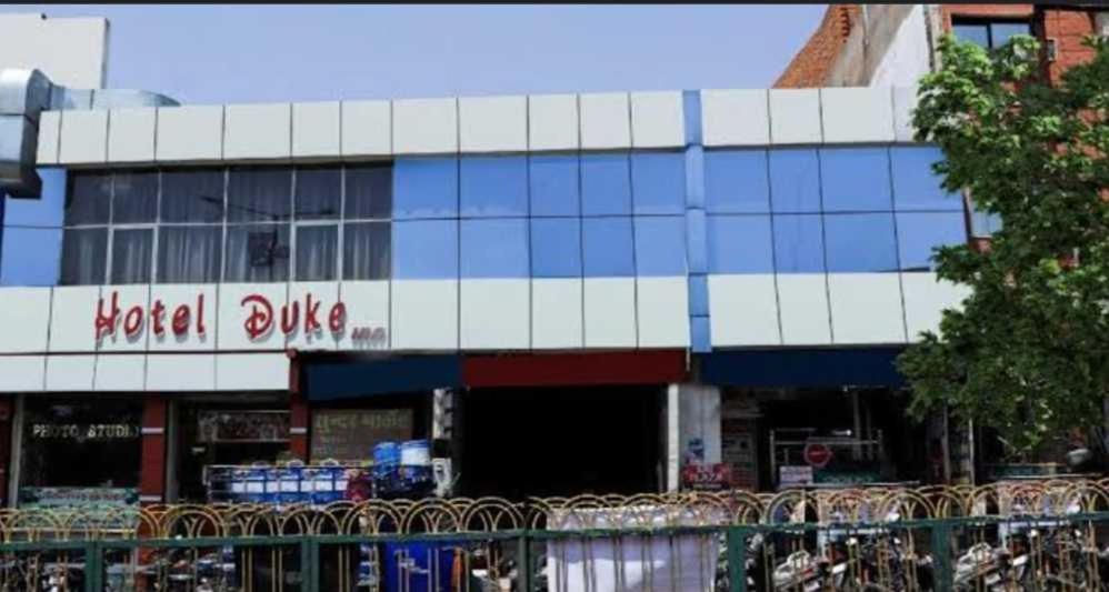 Oyo Hotel Duke Inn Джханси Экстерьер фото