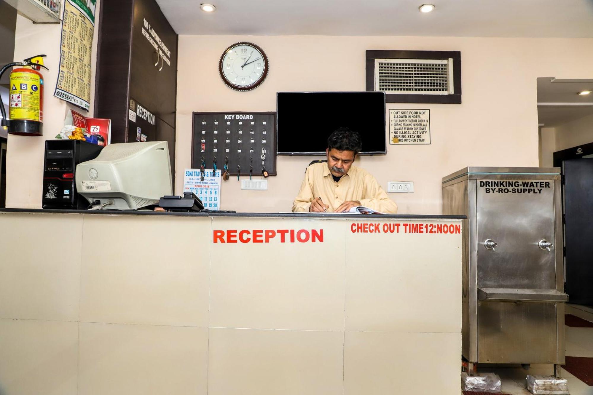 Oyo Hotel Duke Inn Джханси Экстерьер фото