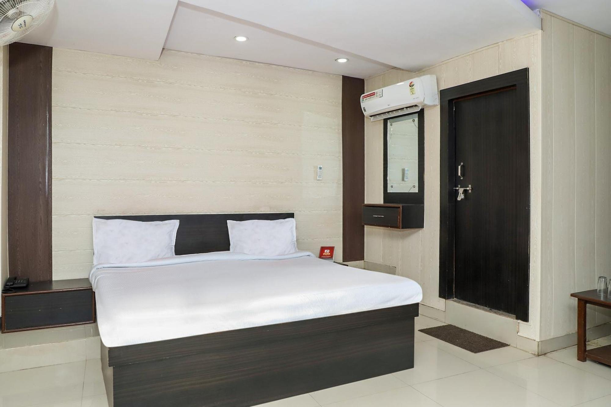 Oyo Hotel Duke Inn Джханси Экстерьер фото