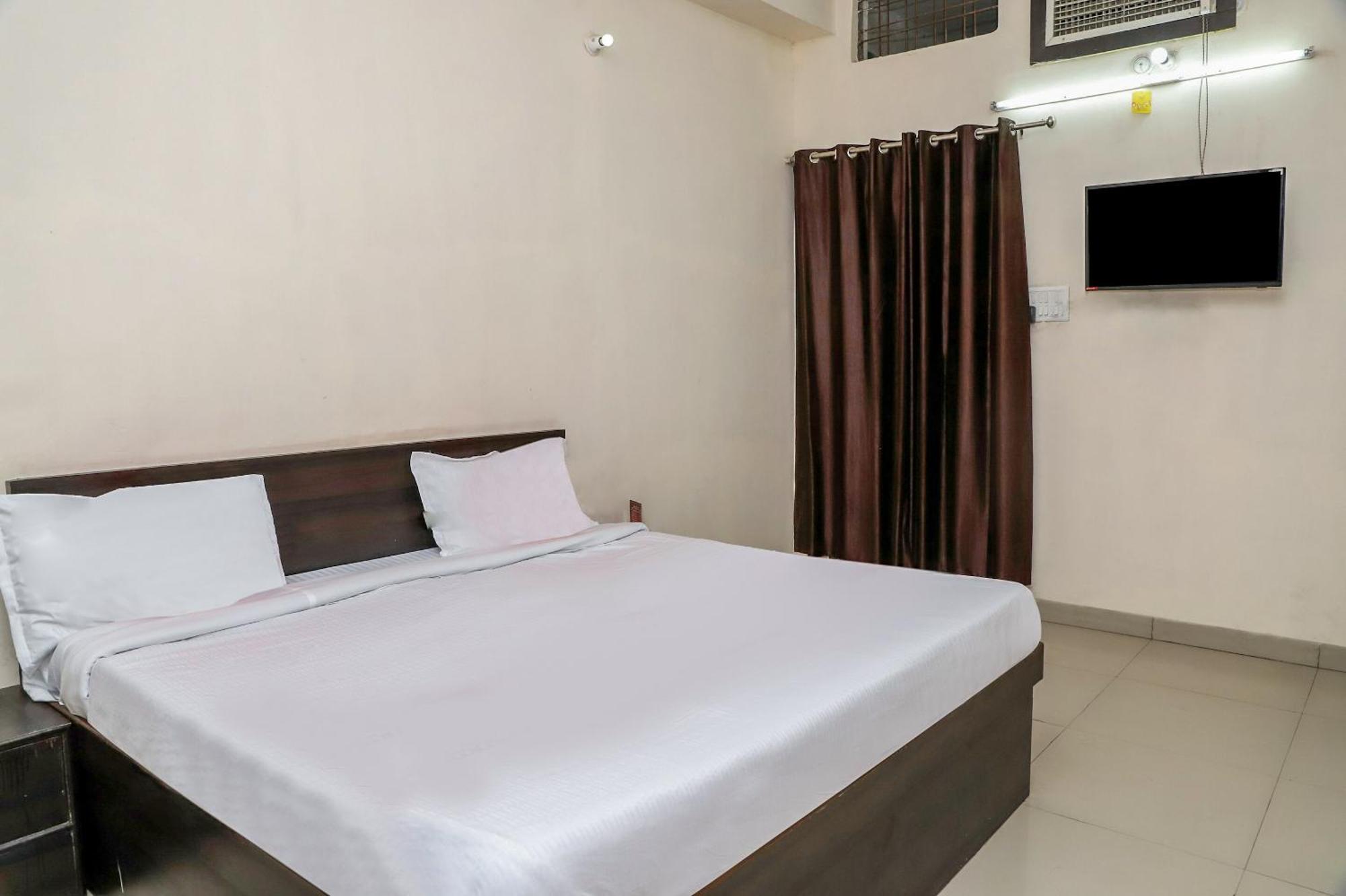 Oyo Hotel Duke Inn Джханси Экстерьер фото